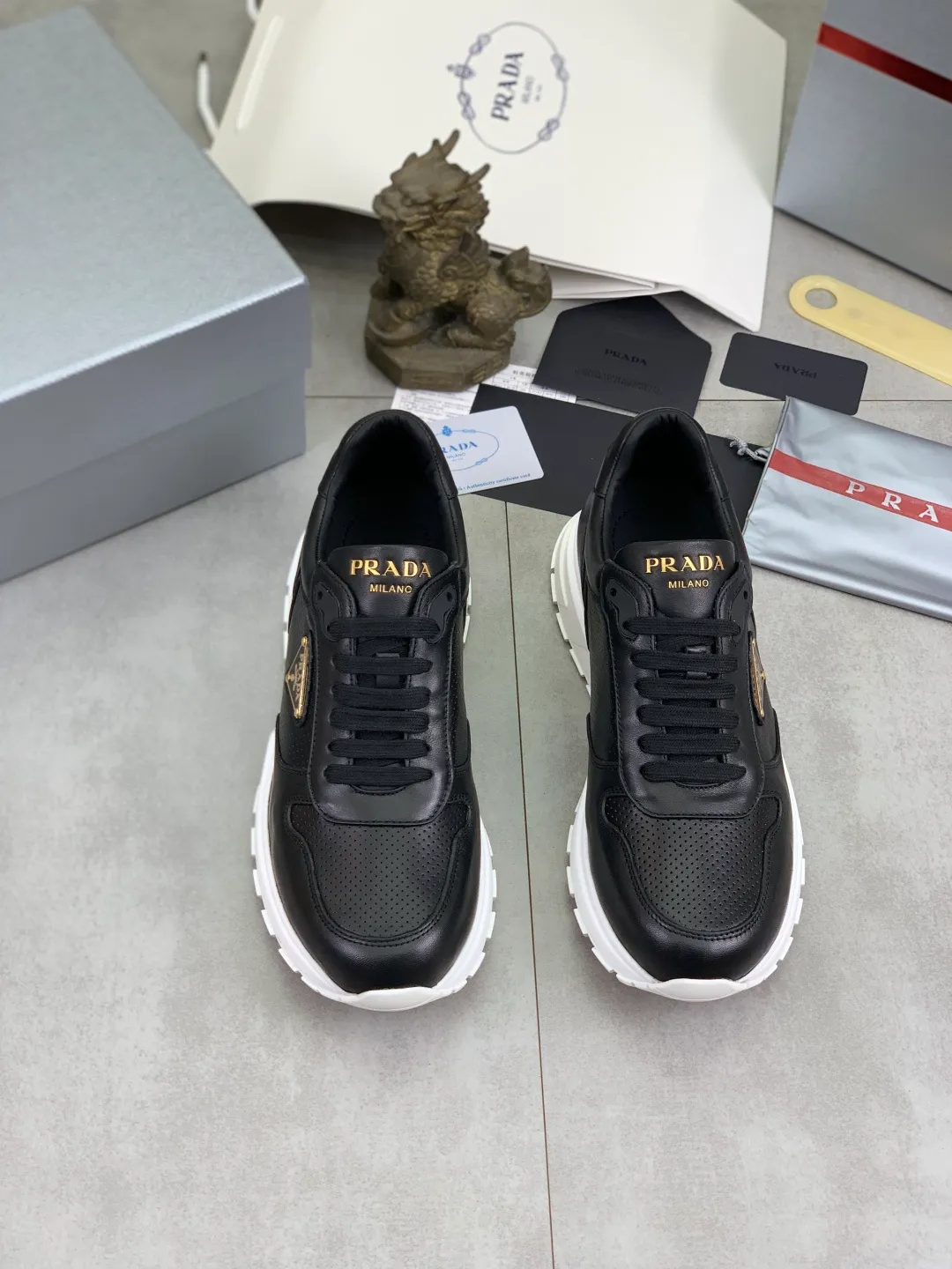 Men's shoes 💰P580💰 [New style] High version official website popular models are on the market, 🆘 Trendy brand (Prada) mainly promotes popular models, avant-garde and versatile fashion men's shoes private version mold opening, cowhide surface splicing 1:1.. Fashionable and simple, original imported cowhide lining cowhide feet; the atmosphere and personality are more fashionable, eye-catching and pursuing class. It will subvert the old idea and be a must-have for fashion trendsetters with you! Must keep it for yourself! Tall and comfortable, large and low, high-end quality workmanship. Size: 38-45; 5️⃣ colors available.